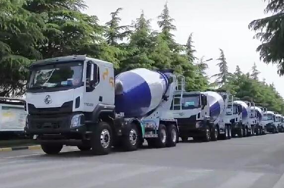 市場如此火爆，一批批新車交付用戶。場面壯觀！